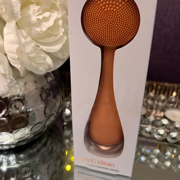 PMD Clean Smart Facial Cleansing Device - Picture 1 of 4